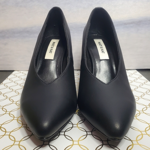 NWOT Matt & Nat Classic Block Heel Shoes - Pumps in Black Vegan Leather Size 6 - Picture 4 of 4